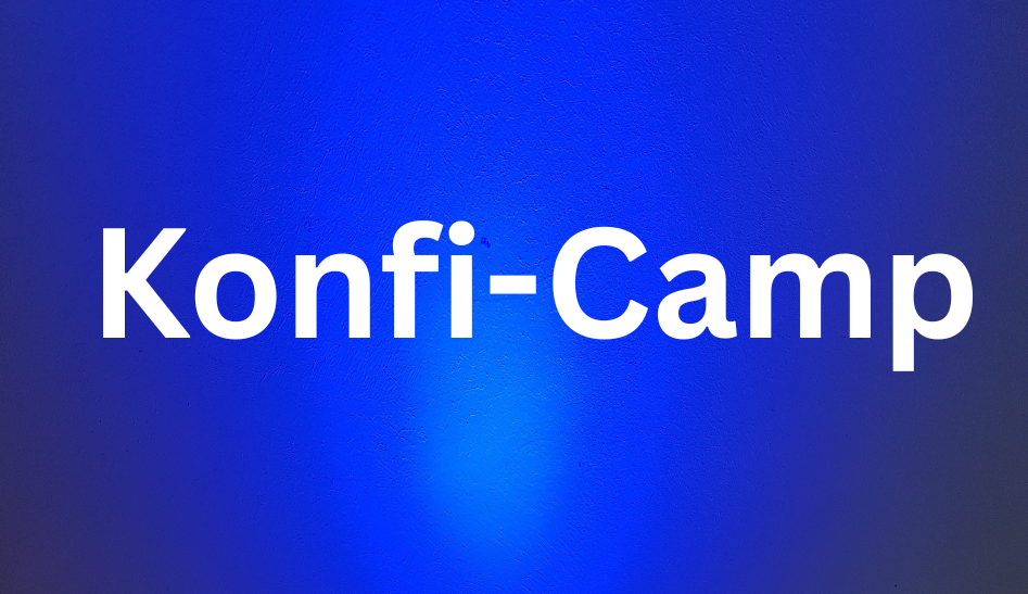 Es ist ein Wort Konfi-Camp  in weißer Farbe mit blauen Hintergrund zu sehen