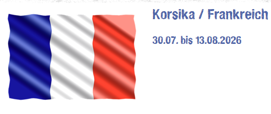 Auf dem Bild sieht man eine Fahne von Frenkreich in Farben blau weiß und Rot und daneben setht Korsika, Frankreich vom 30.07. bis 13.08.2026