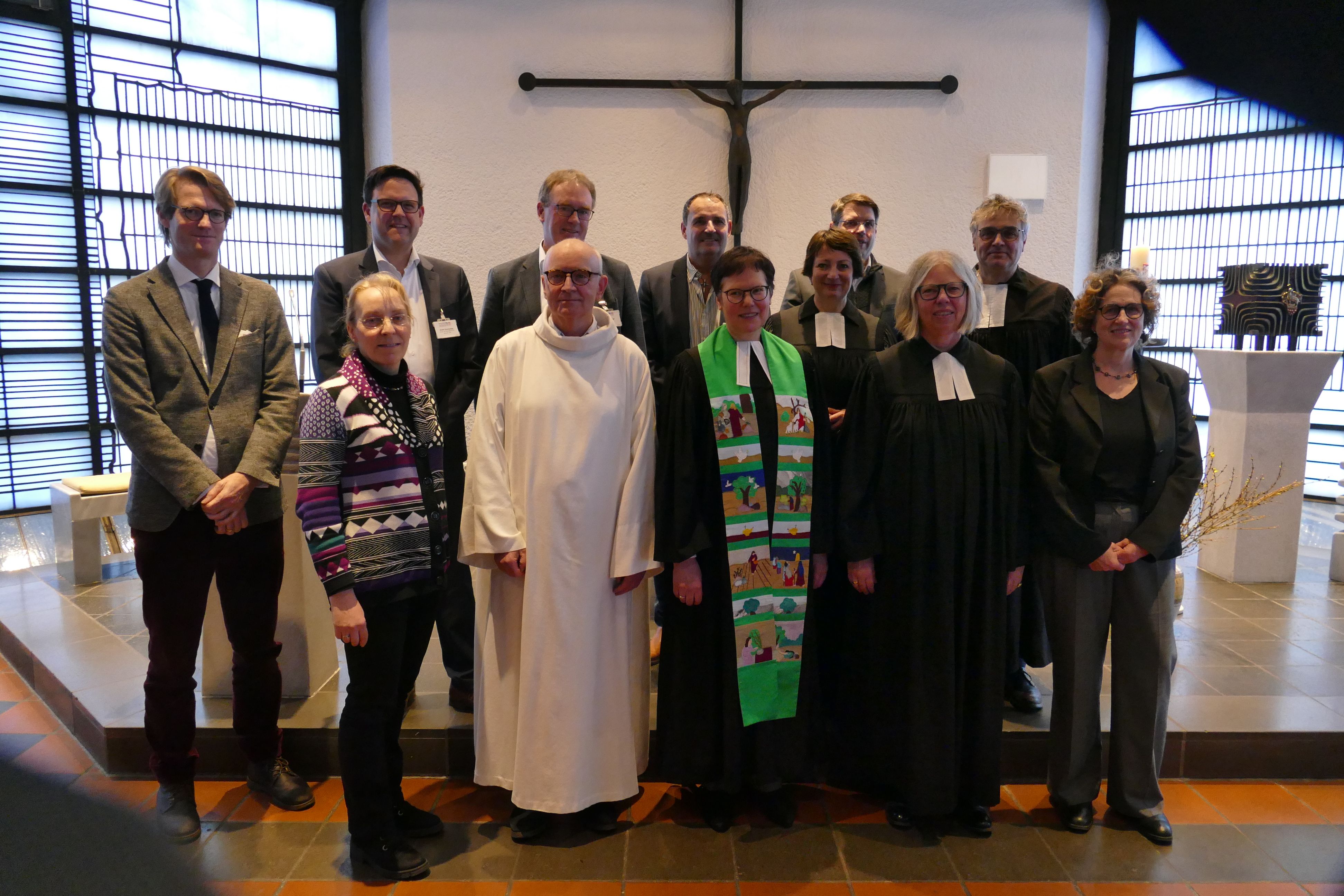 Auf dem Bild sieht man Personen bei der Einführung von Pfrarrerin Weymann