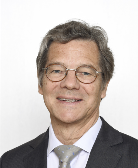 Auf dem Bild sieht man die Einladung zu den Gottesdiensten begleitet mit dem  Projektchor. : Strahler in der Kirche mit blauem Licht