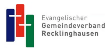  Es ist ein Logo von dem Ev. Gemeindeverband Recklinghausen zu sehen. Drei Streifen in blau rot und grün  verbunden mit  zwei Kreuzen